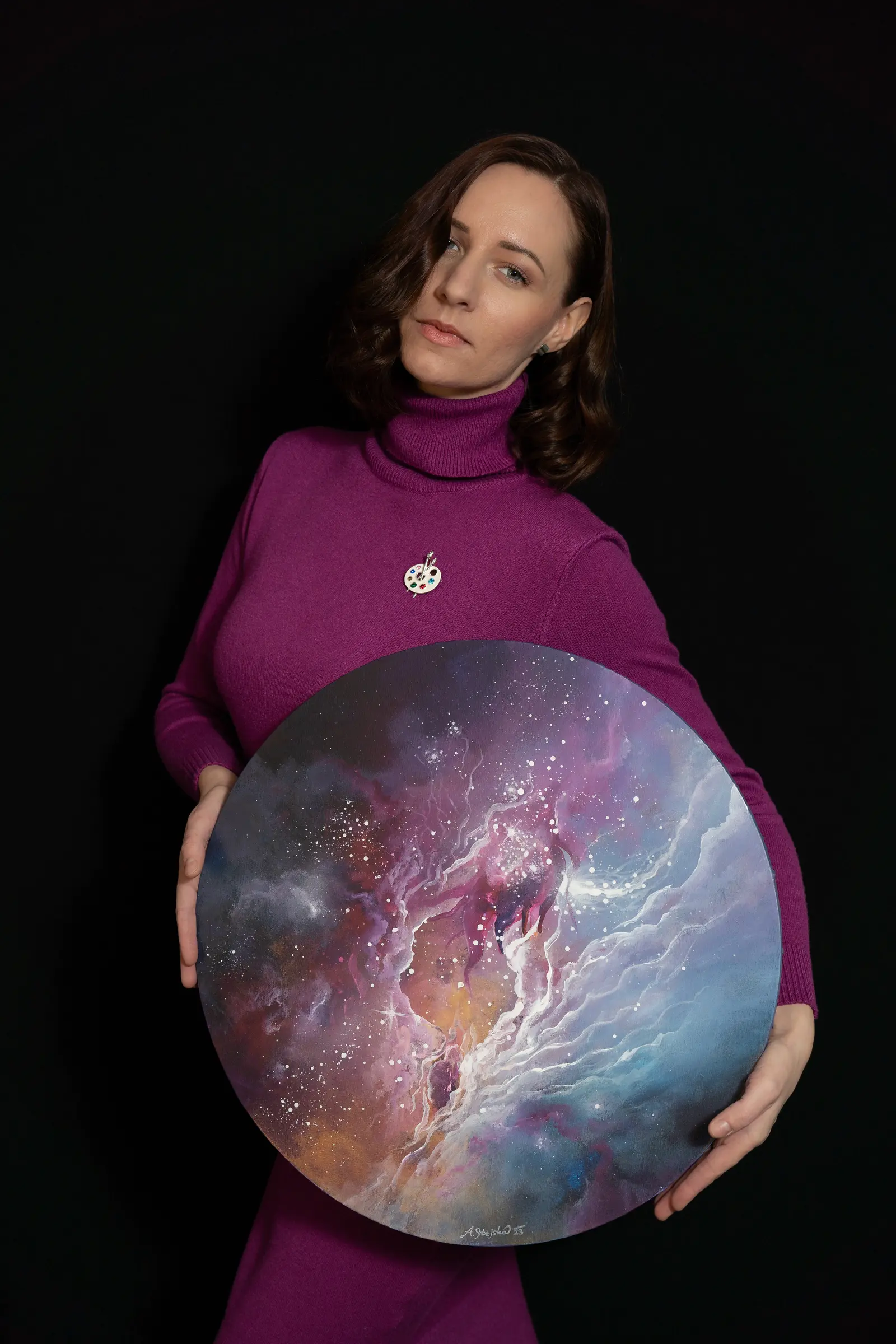 Anna Tempírová drží kulatý abstraktní obraz